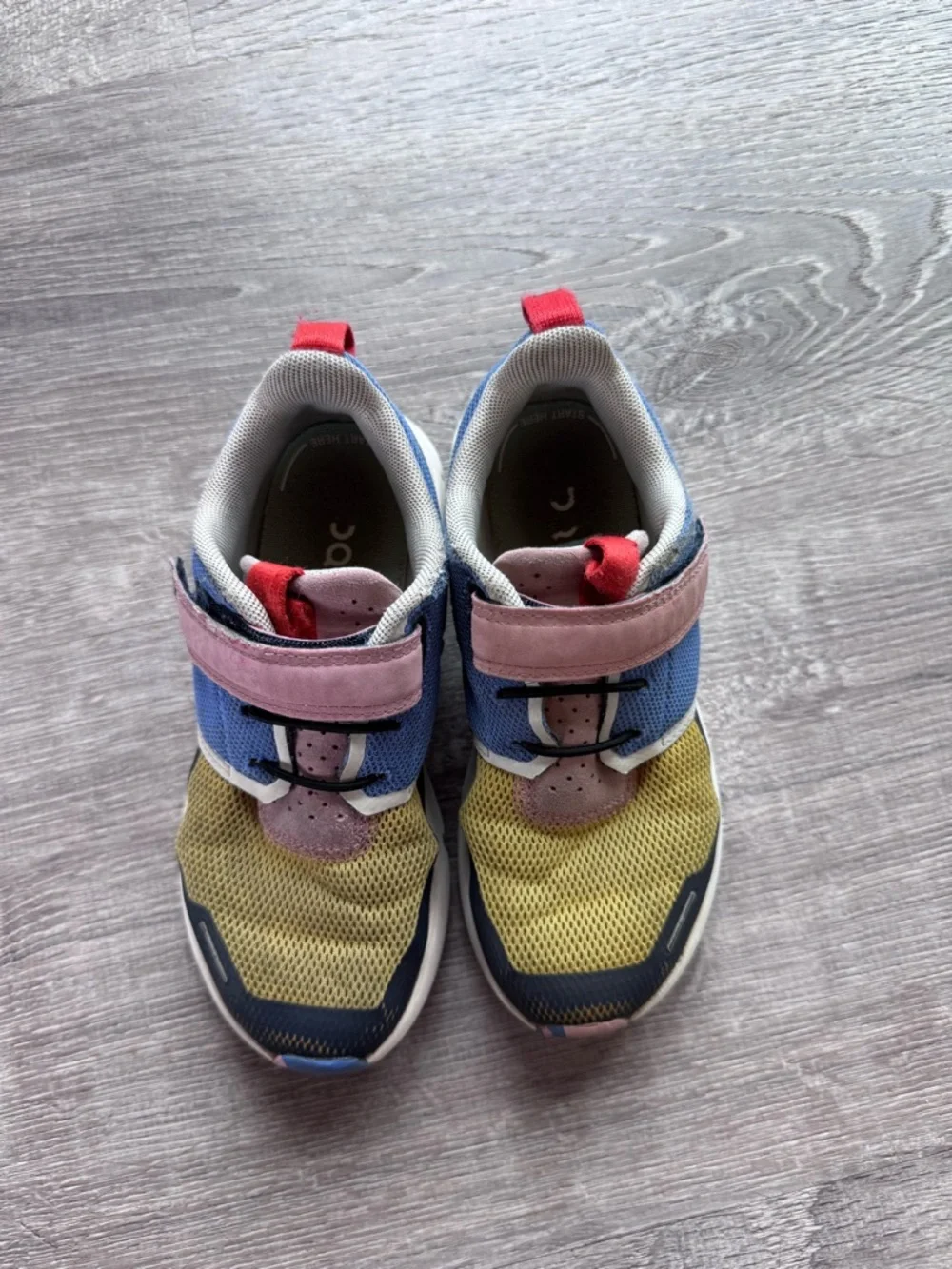 On Cloud kids Shoes - Picture 2 of 5